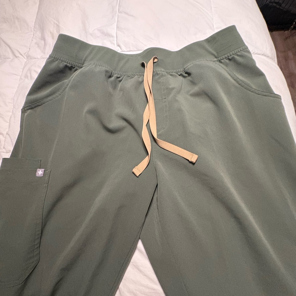 XL Figs Olive Livingston style  with Beige Drawstring